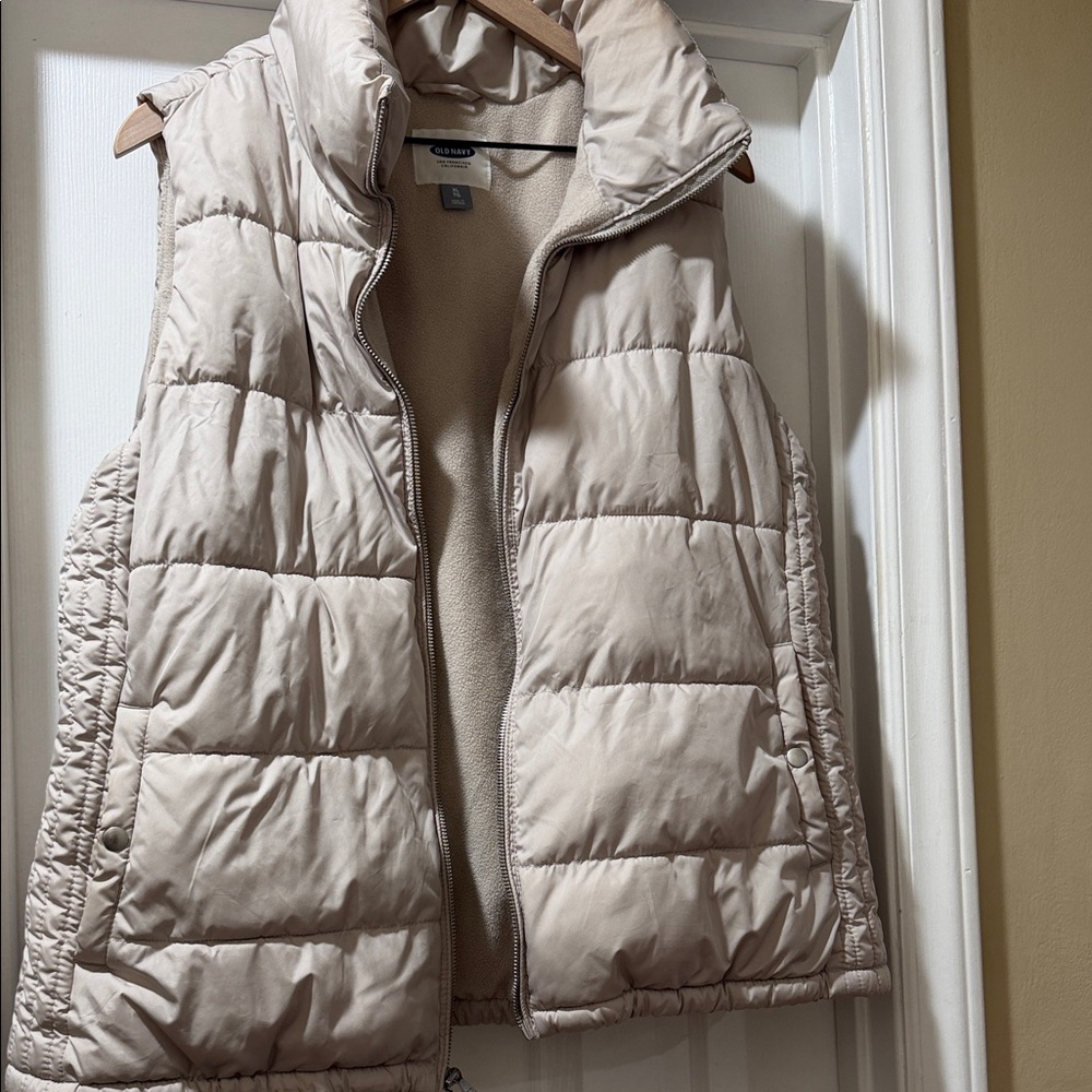 Old Navy Women's Light Tan Puffer Vest